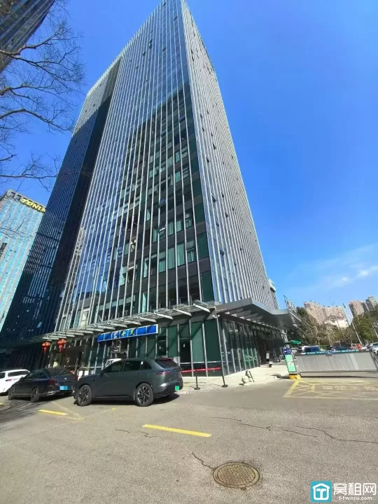 雷孟德大厦电梯口位置，朝东落地窗 ​190平，落地窗3隔断+员工区