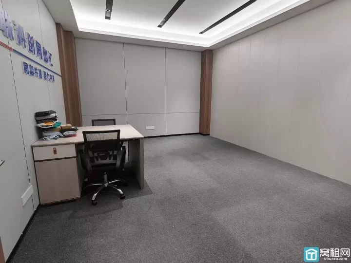 江北洪塘  创新科创园新出一套45平 暗间 可以注册公司 特价1200/月包物业费