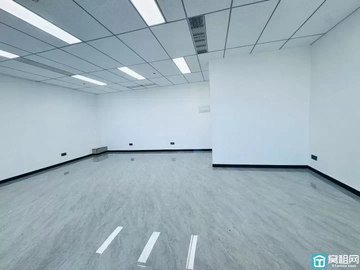 宁波欧洲华商大厦 120平朝东  落地窗两隔间 6500每月 带上下水随时入住