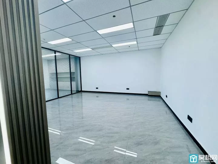宁波欧洲华商大厦 120平朝东  落地窗两隔间 6500每月 带上下水随时入住