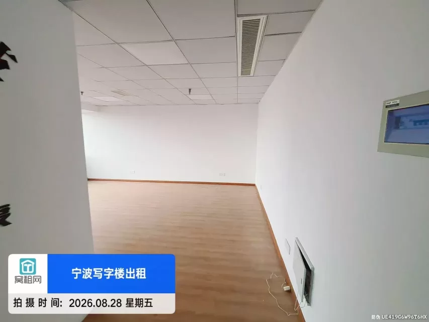 宁波崇光大厦80平米朝西精装修办公室2680元/月一个隔间