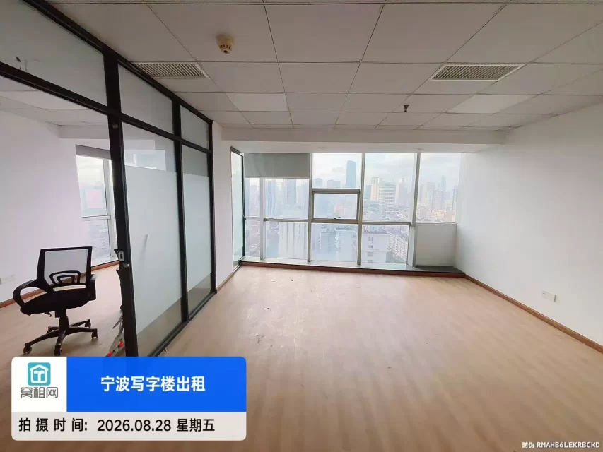 宁波崇光大厦80平米朝西精装修办公室2680元/月一个隔间