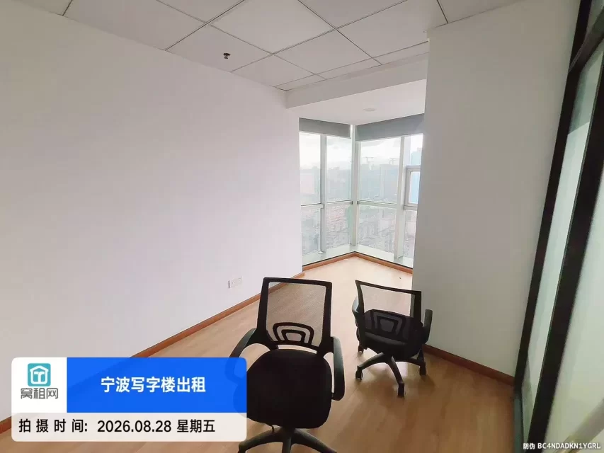 宁波崇光大厦80平米朝西精装修办公室2680元/月一个隔间