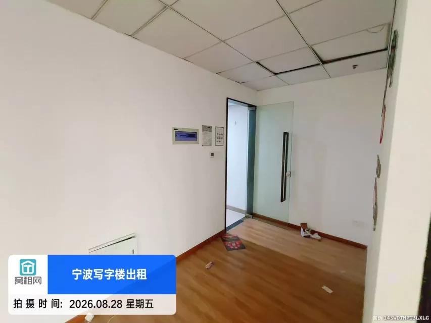 宁波崇光大厦80平米朝西精装修办公室2680元/月一个隔间