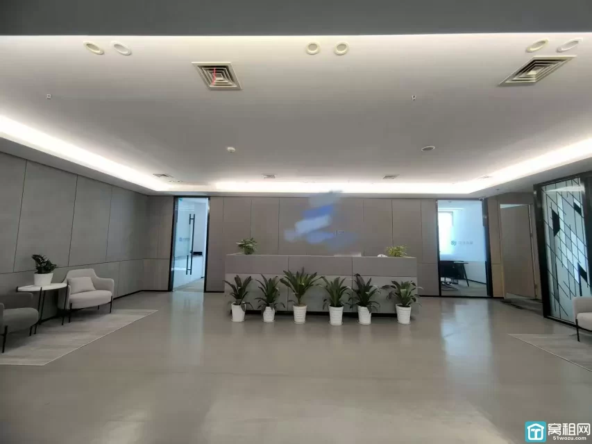 宁波国际金融中心面积800平电梯口朝向：东南西三面办公室招租