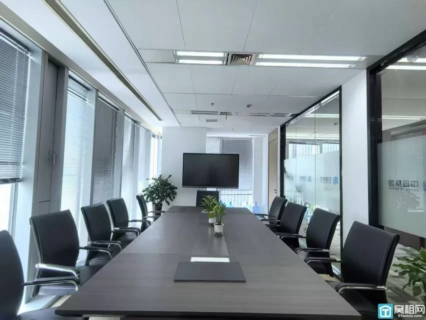 宁波国际金融中心面积800平电梯口朝向：东南西三面办公室招租