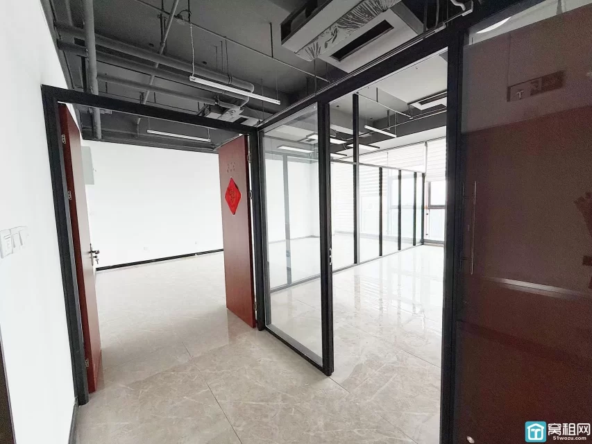 宁波诺富特酒店金融硅谷主楼98m² 办公室西南朝向出租单价：2.6元/m²/天（含税）