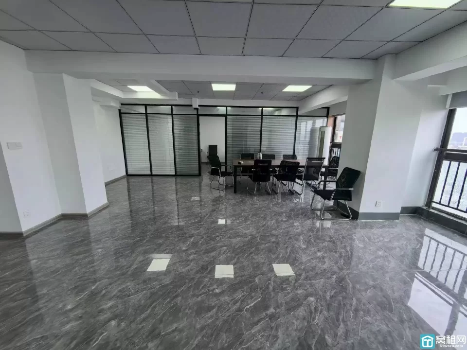 海曙白云丽园尚都B座出租建筑面积130平朝西三个隔间，带家具，带独立卫生间