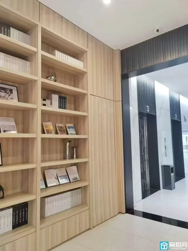 出租高新区芯瑞创新中心190.86平双面采光，三个隔间，自带茶水间
