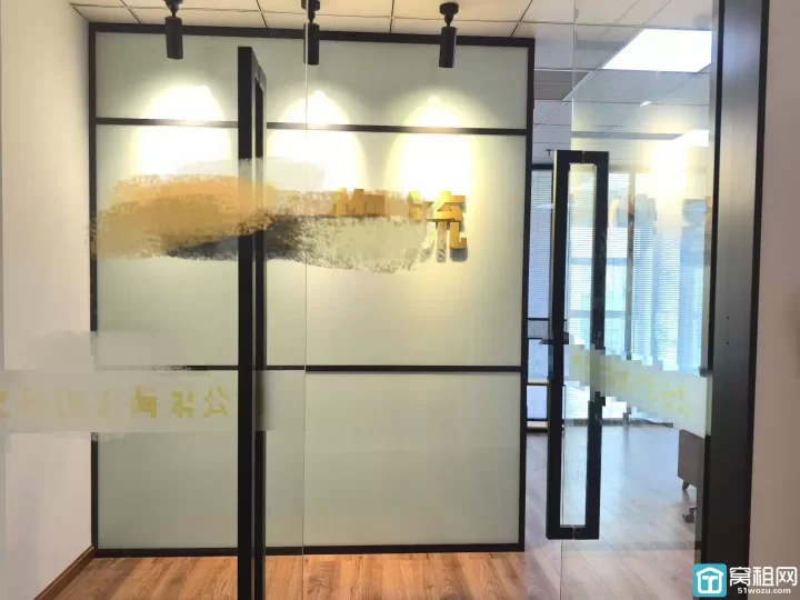东部新城新府银座3号楼精装122平 朝南 带2隔间，带家具出租