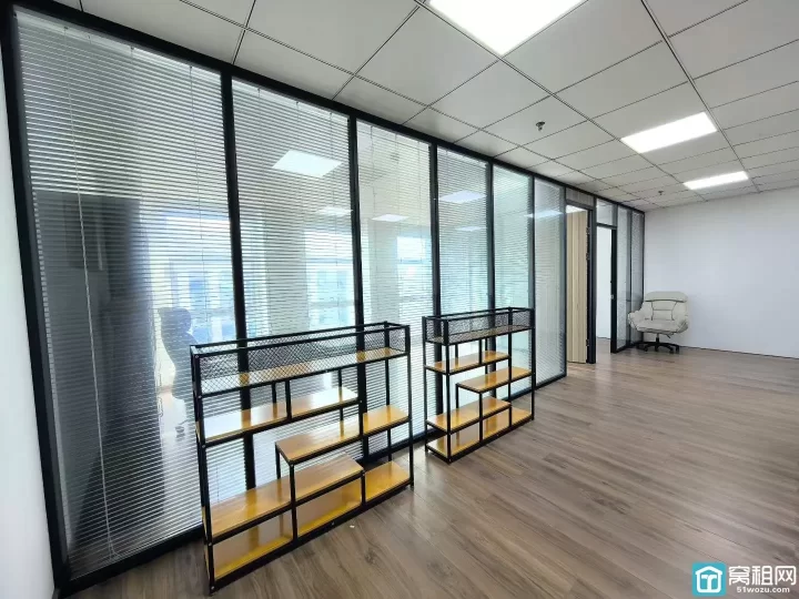 东部新城新府银座3号楼精装122平 朝南 带2隔间，带家具出租