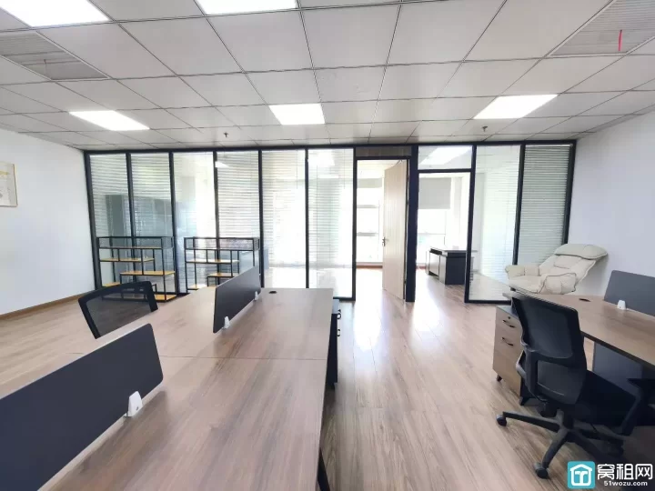 东部新城新府银座3号楼精装122平 朝南 带2隔间，带家具出租
