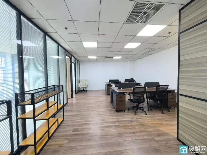 东部新城新府银座3号楼精装122平 朝南 带2隔间，带家具出租