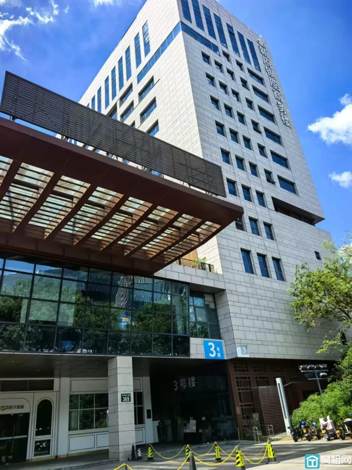 东部新城新府银座3号楼精装122平 朝南 带2隔间，带家具出租