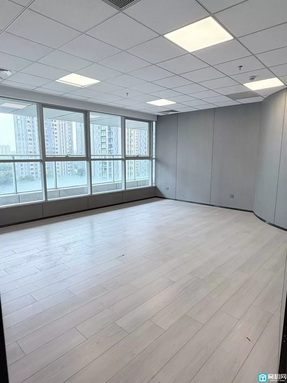 东部新城410平精装修带隔断送露台，楼下一号线七号线双地铁口