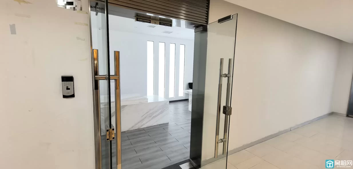 宁波金融硅谷主楼出租面积241.35m²，西北朝向单价：2.6元/m²/天（含税）
