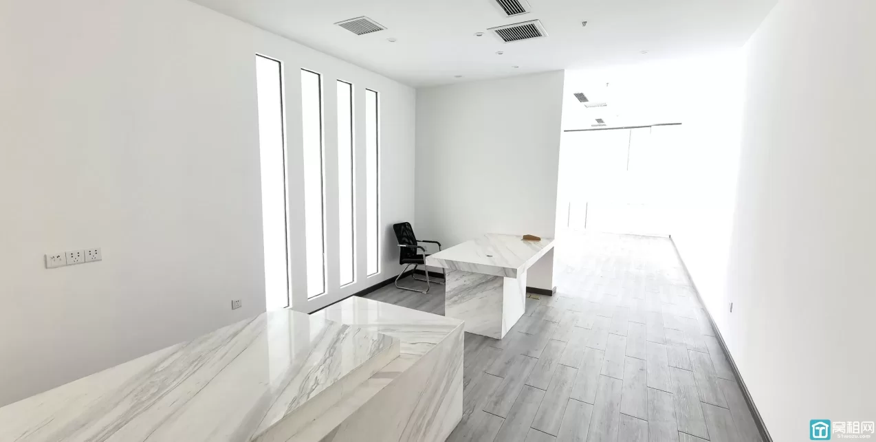 宁波金融硅谷主楼出租面积241.35m²，西北朝向单价：2.6元/m²/天（含税）