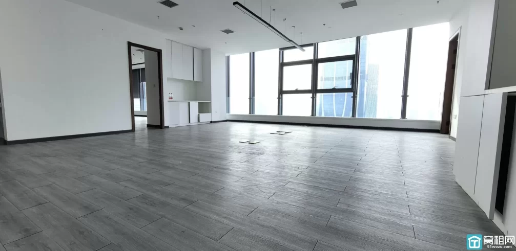 宁波金融硅谷主楼出租面积241.35m²，西北朝向单价：2.6元/m²/天（含税）