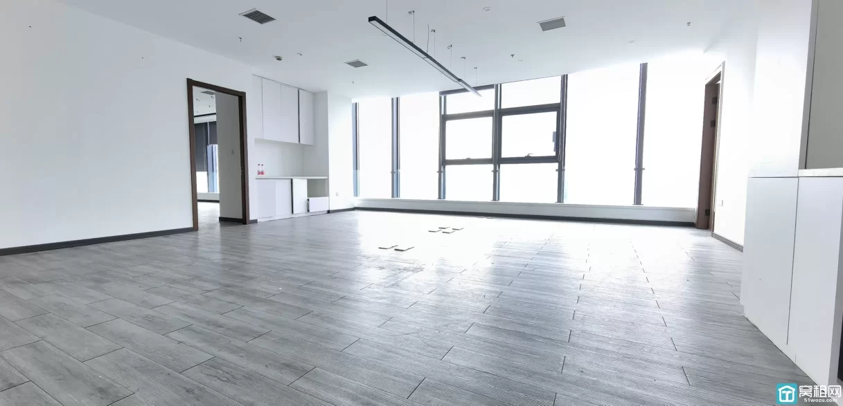 宁波金融硅谷主楼出租面积241.35m²，西北朝向单价：2.6元/m²/天（含税）