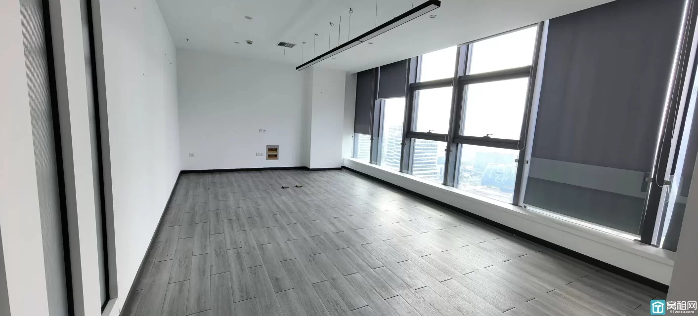 宁波金融硅谷主楼出租面积241.35m²，西北朝向单价：2.6元/m²/天（含税）