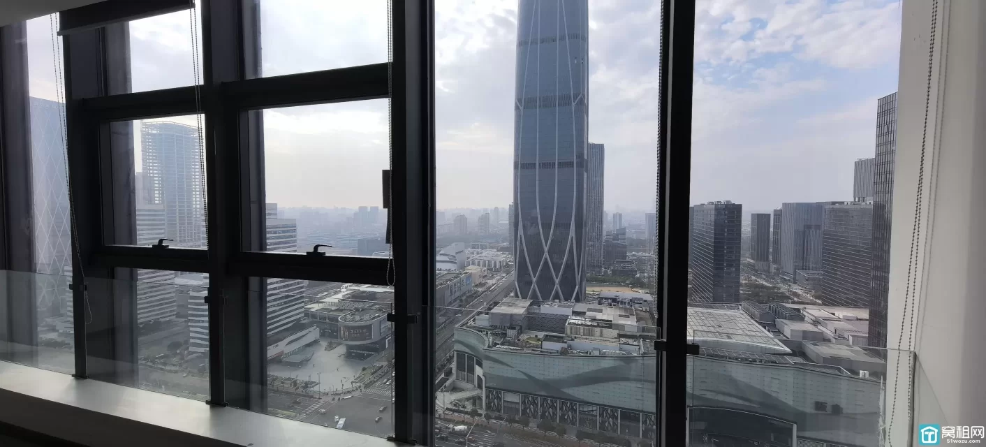 宁波金融硅谷主楼出租面积241.35m²，西北朝向单价：2.6元/m²/天（含税）