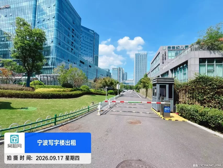东部新城八骏湾停车包月多少？