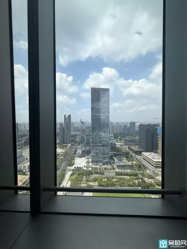 宁波中心大厦393.88平米办公室出租朝南月租金27555元一个月