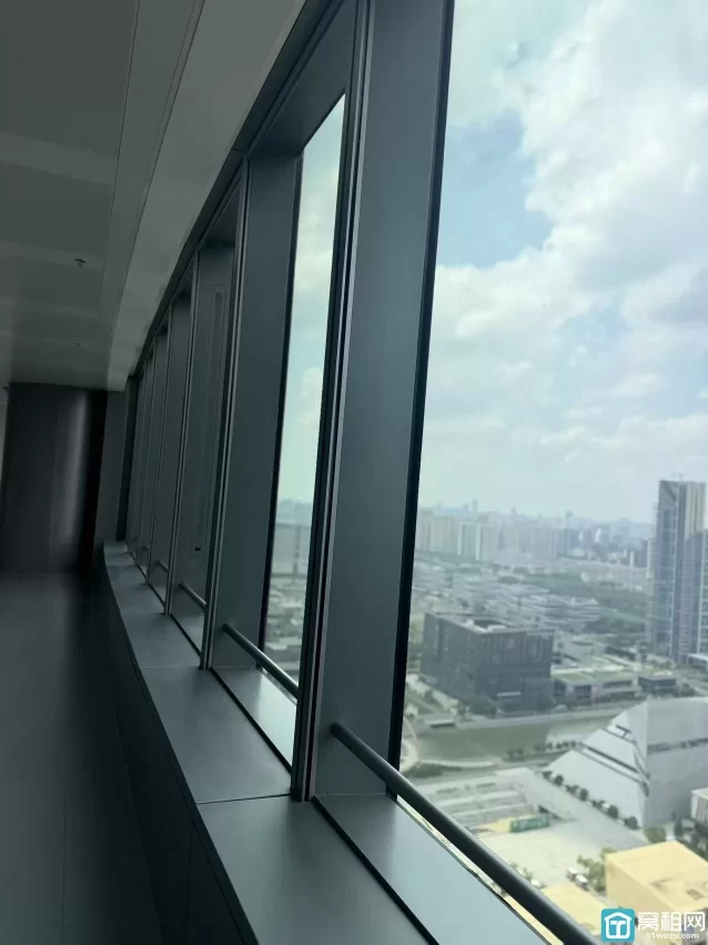 宁波中心大厦393.88平米办公室出租朝南月租金27555元一个月