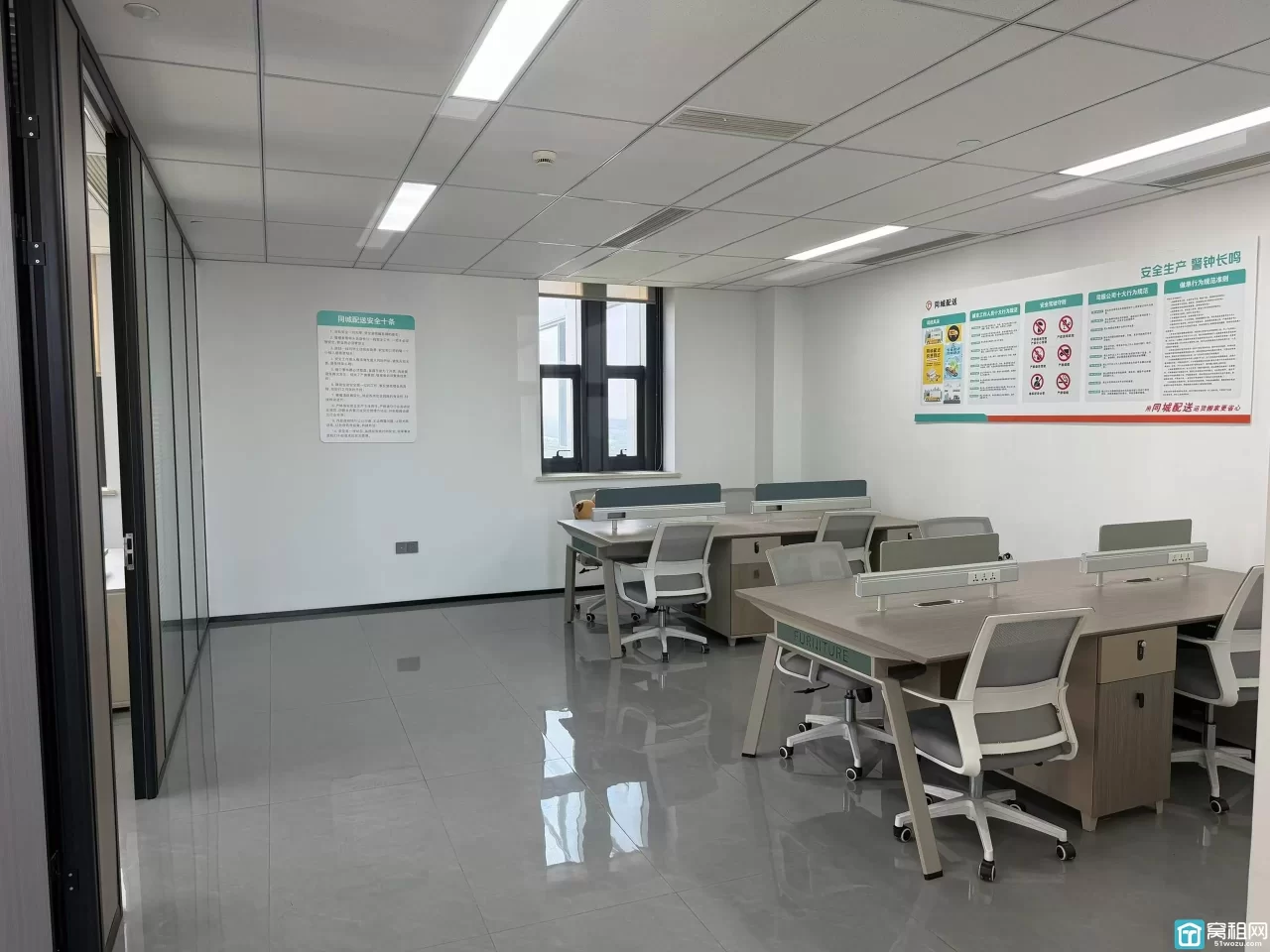 宁波前洋欣捷大厦128平，2+1格局，带全套家具，适合10人办公