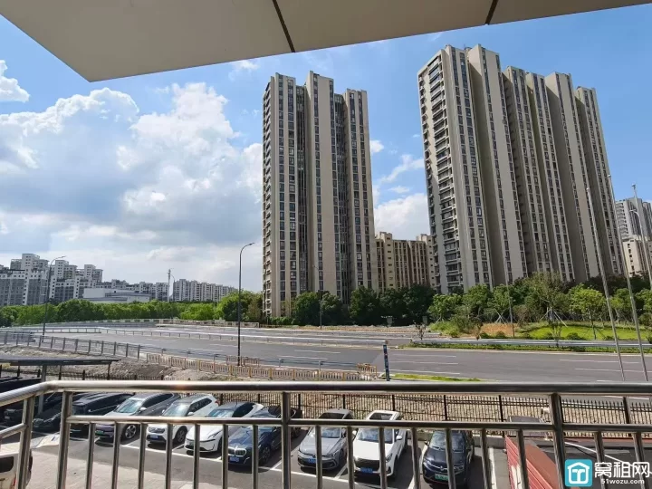 宁波江北洪塘创新科创园新出一套带阳台的办公室 80平 精装朝南两个隔间