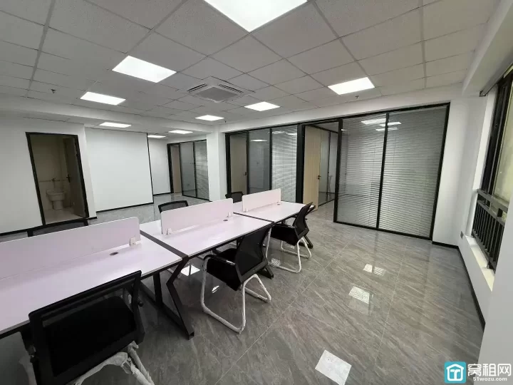 宁波老江东上东国际，160平朝南办公室。精装三隔断，自带独立卫生间