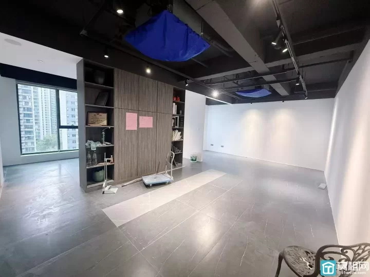 宁波和荣大厦97方最小户型，租金56648一年。朝南办公室出租