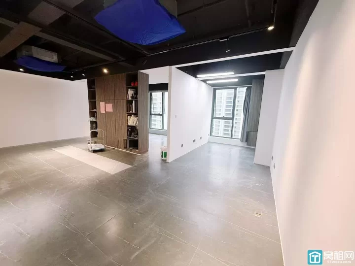 宁波和荣大厦97方最小户型，租金56648一年。朝南办公室出租