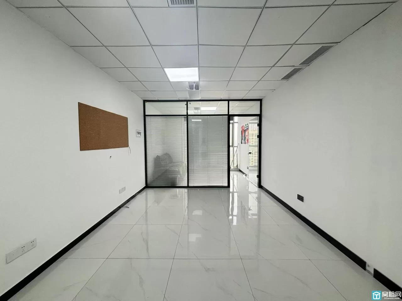 宁波总部1号建筑面积:55平 格局现状1+1租金：1元/平/天（ 特价）