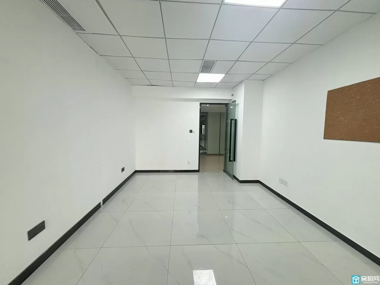 宁波总部1号建筑面积:55平 格局现状1+1租金：1元/平/天（ 特价）