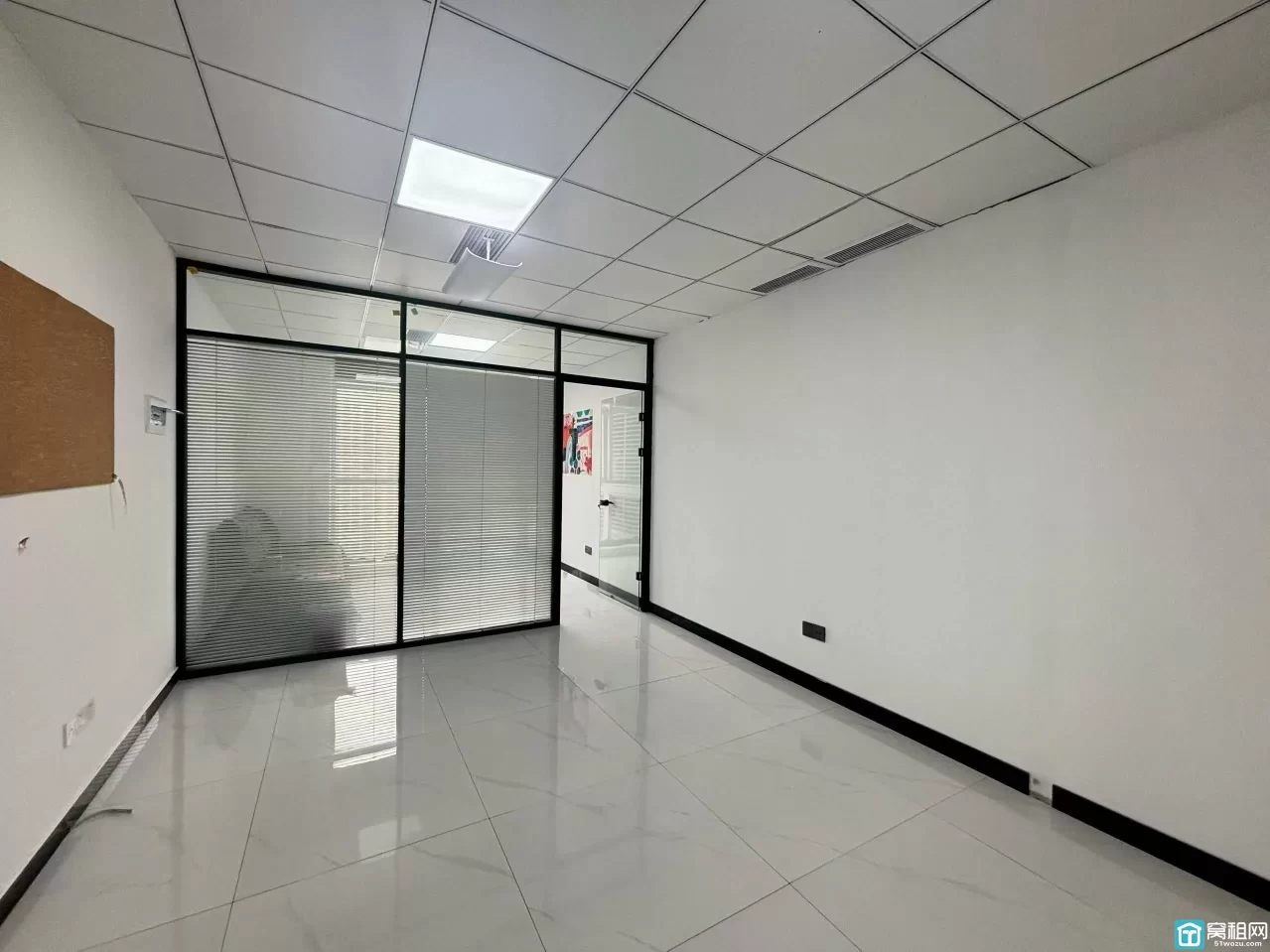 宁波总部1号建筑面积:55平 格局现状1+1租金：1元/平/天（ 特价）