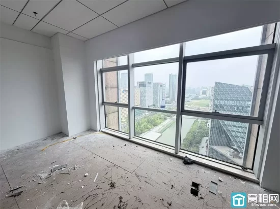 宁波环合中心68㎡写字楼｜装修进行中 全景落地窗，河景视野