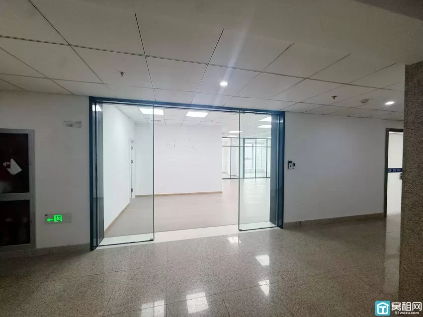宁波潘火地铁站和荣大厦266方，单价1.65元，有5个隔间和一个大通间办公区