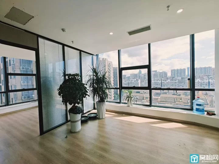 鄞州区万达广场附近汇华大厦107平，东南朝向，2隔间，全景落地窗出租