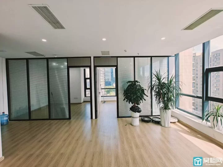 鄞州区万达广场附近汇华大厦107平，东南朝向，2隔间，全景落地窗出租