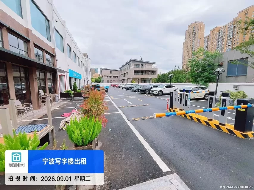 鄞州区万达附近嵩江999停车收费多少一个月？
