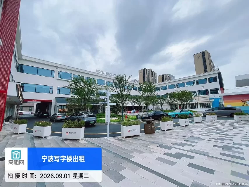 鄞州区万达附近嵩江999停车收费多少一个月？