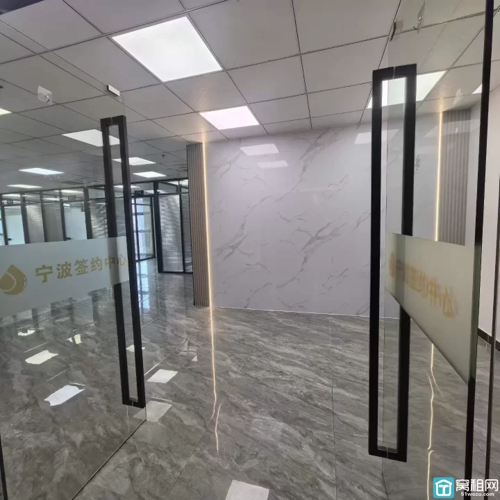 宁波南部商务区2期泰康大厦西南朝向电梯口310平办公室多隔断出租