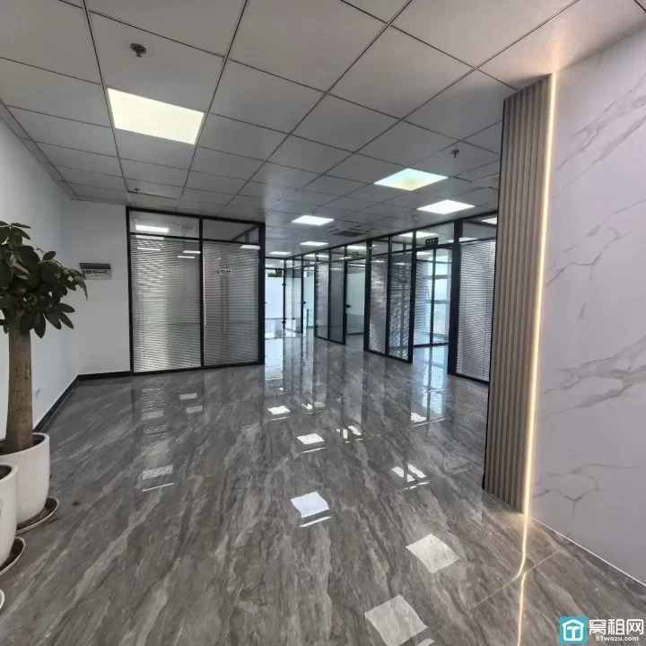 宁波南部商务区2期泰康大厦西南朝向电梯口310平办公室多隔断出租