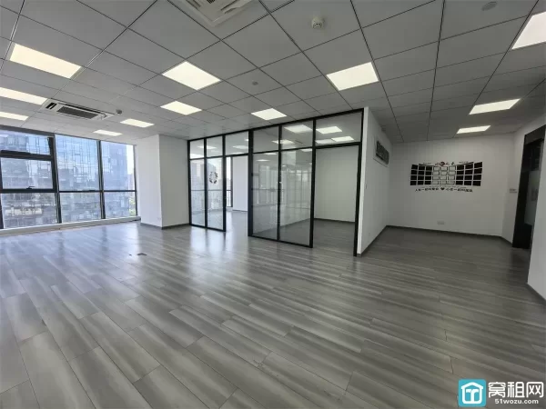 南部商务区三期•广融大厦建筑面积：267平办公室出租朝南，地铁八号线口