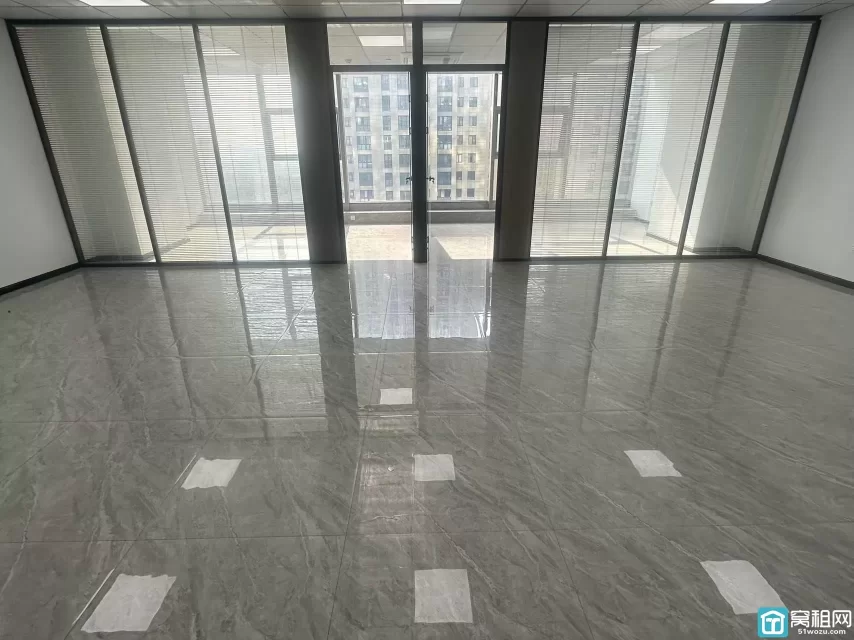 东部·银泰大厦朝南办公室150m²出租单价：1.5元/m²/天
