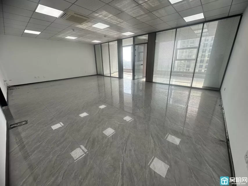 东部·银泰大厦朝南办公室150m²出租单价：1.5元/m²/天