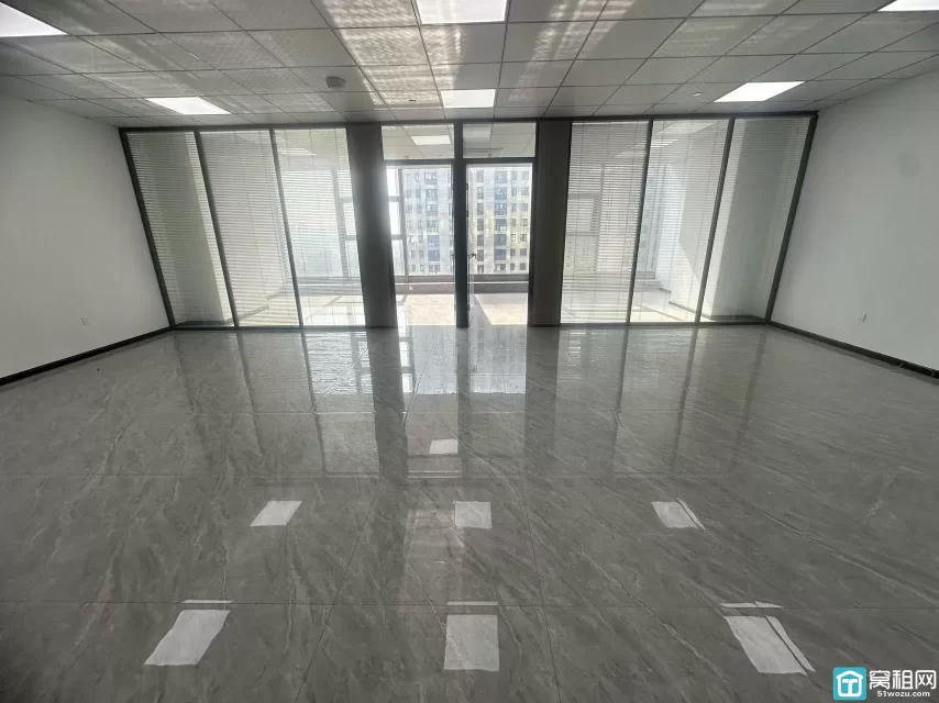 东部·银泰大厦朝南办公室150m²出租单价：1.5元/m²/天