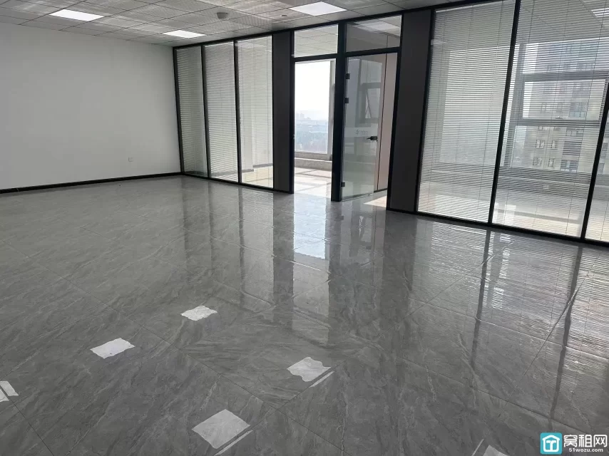 东部·银泰大厦朝南办公室150m²出租单价：1.5元/m²/天