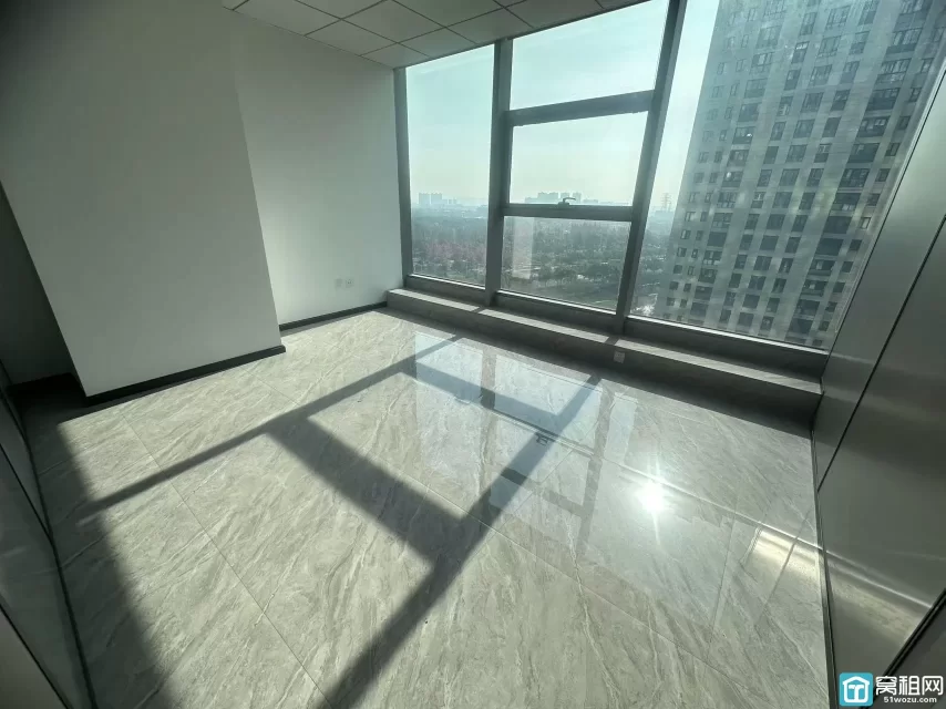 东部·银泰大厦朝南办公室150m²出租单价：1.5元/m²/天